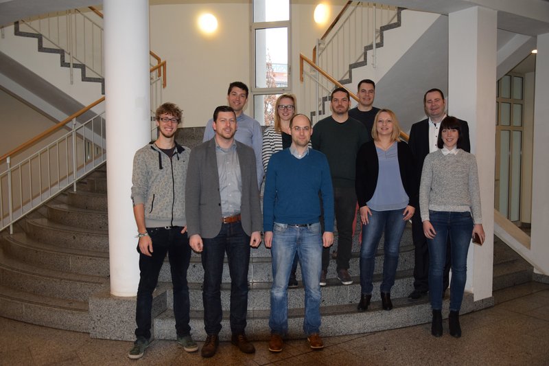 Die neuen Studierenden des MBA Studiengang "Systems and Project Managment" mit Studiengangleiter Prof. Seel (re. außen) beim Rundgang auf dem Campus der Hochschule Landshut.