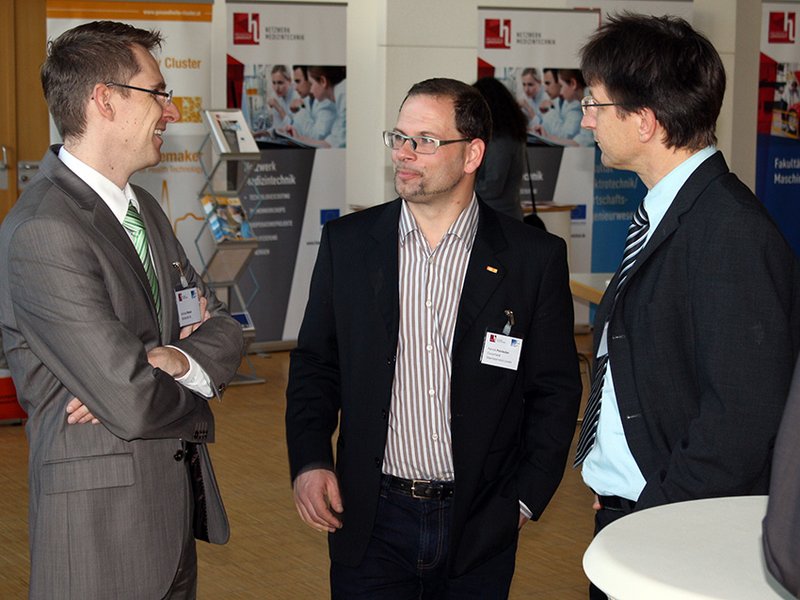 Die Referenten Michael Mauro (links) und Markus Galjan (rechts) in der Diskussion mit einem Teilnehmer beim 1. Sourcing Day.