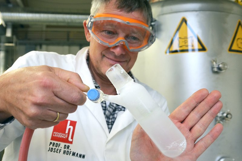 Liquid energy reservoir: Prof. Josef Hofmann demonstrates how to extract ice-cold biomethane. This compound is a thousand times more energy rich than biogas.