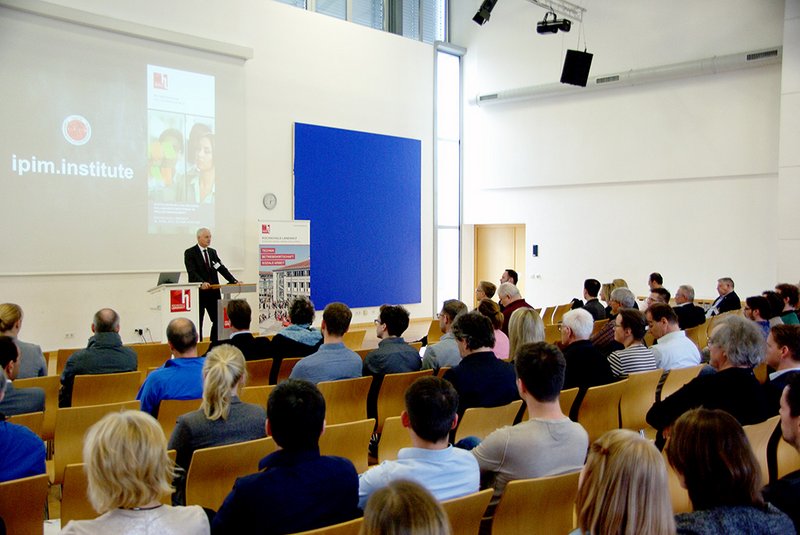 Hochschulpräsident Prof. Dr. Karl Stoffel bei der Begrüßung der Teilnehmer/innen.