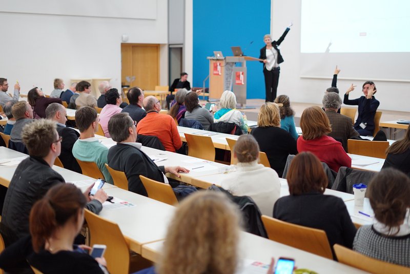 Smartphones erlaubt: Die Dozierenden der Hochschule Landshut beschäftigten sich am "Tag der Lehre" mit digitalen Elementen, die Lehrveranstaltungen auflockern können.