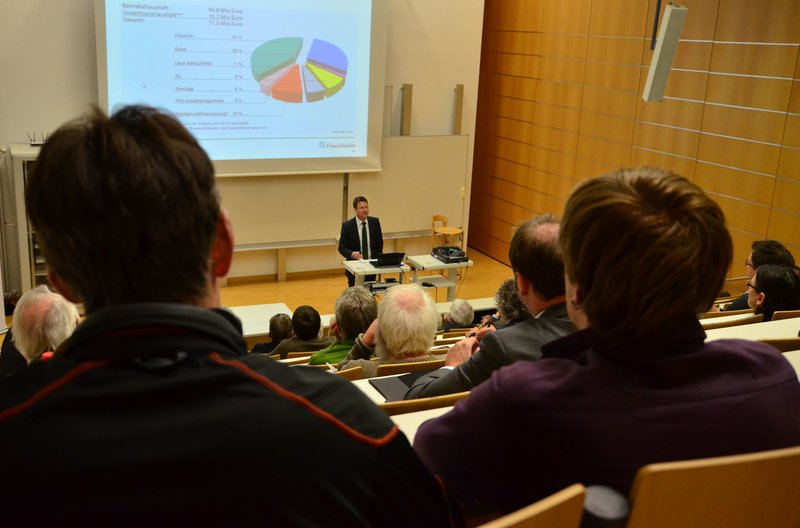 Im vollbesetzten Hörsaal der Hochschule Landshut diskutierte Dr. Thomas Schlegl über Stromgestehungskosten