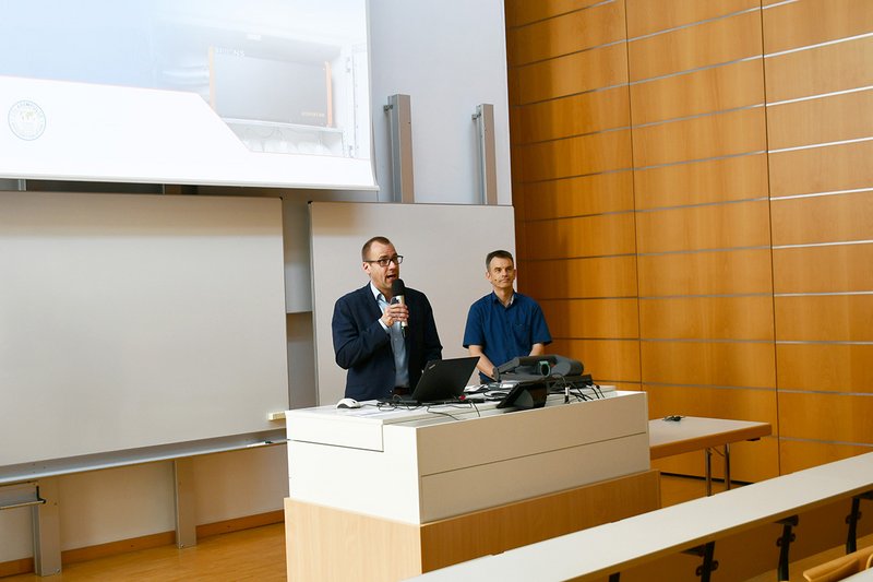 Hochschul-Vizepräsident Prof. Dr. Marcus Jautze mit Volker Harbusch (Siqens GmbH) bei der Begrüßung der Teilnehmer*innen