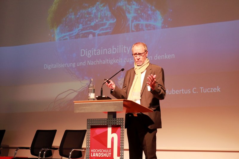Event initiator Prof. Dr. Hubertus C. Tuczek during his keynote on Digitainability.