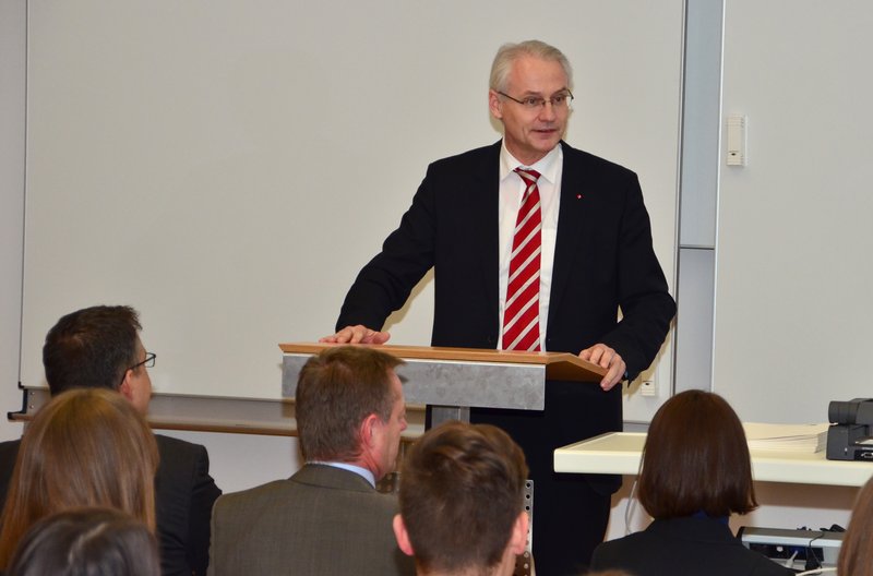 Hochschulpräsident Prof. Dr. Karl Stoffel bedankte sich bei den 14 Stiftern für Ihre Unterstützung