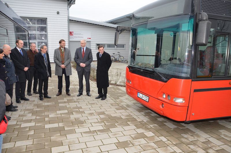 Das neue Versuchsobjekt: Die Regionalbus Ostbayern GmbH übergibt einen Erdgasbus an die Hochschule Landshut