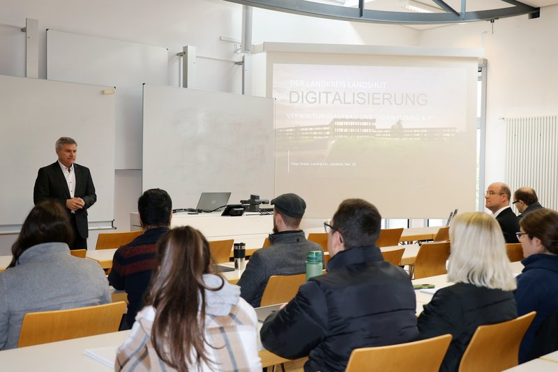 Landrat Tauscht Schreibtisch Gegen Hörsaal Hochschule Landshut 0940