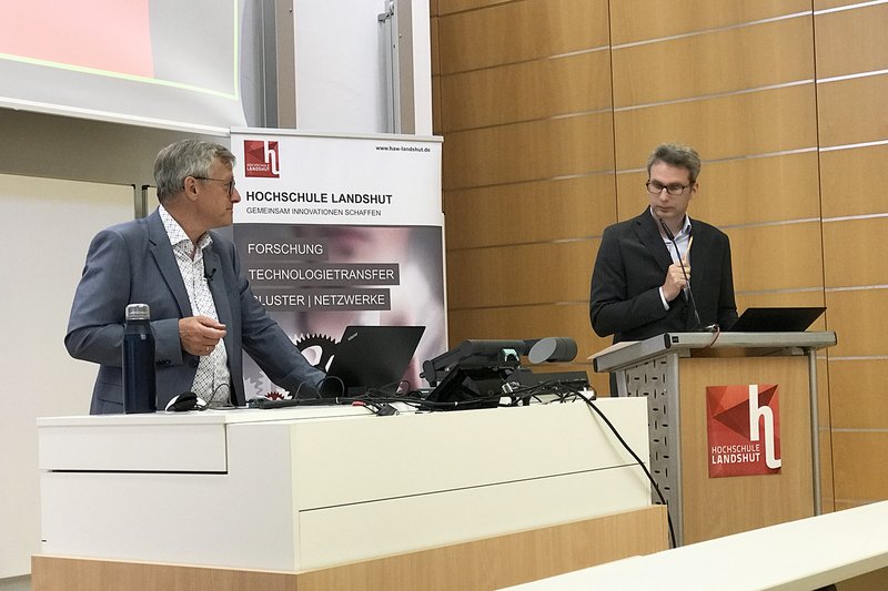 In der anschließenden Diskussion - moderiert von Prof. Dr. Tim Rödiger (rechts) - nutzten die Teilnehmer/-innen die Gelegenheit ihre Fragen an Prof. Dr. Josef Hofmann zu stellen.