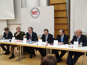 Bei der Podiumsdiskussion (v.l.n.r): Reinhard Gottinger (IC-Design Reinhard Gottinger GmbH, Passau), Michael Kliebenstein (Regionalmarketing Ndb.), Moderator Jürgen Matthäus (MTS Unternehmensberatung, Raubling), Johann Kraus (Rohde & Schwarz, Teisnach), Dr. Ulrich Steger (Bay. Wirtschaftsministerium) und Vizepräsident Prof. Dr. Helmuth Gesch.