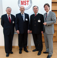 Beim Auftakt zum Symposium: Regierungspräsident Heinz Grunwald, Initiator Prof. Dr. Helmuth Gesch, Hochschulpräsident Prof. Dr. Erwin Blum und Walter Keilbart, Hauptgeschäftsführer IHK Niederbayern.