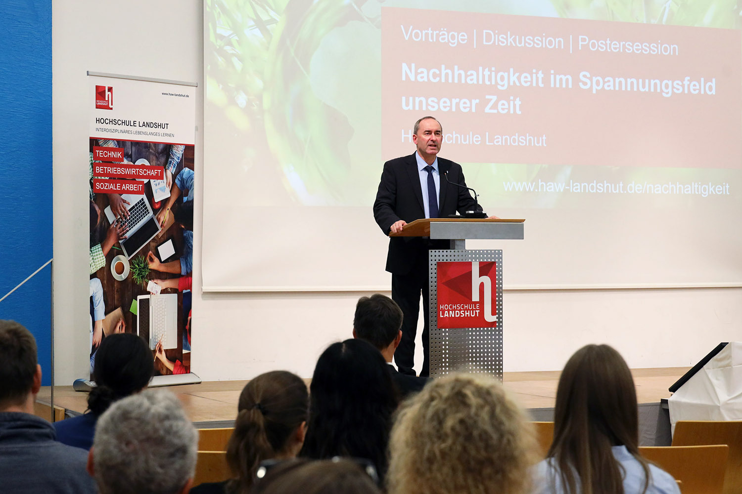 Wirtschaftsminister Hubert Aiwanger betonte die Komplexität der Aufgabe Nachhaltigkeit.