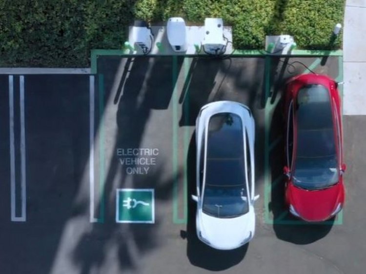 Elektrofahrzeuge an der Ladesäule