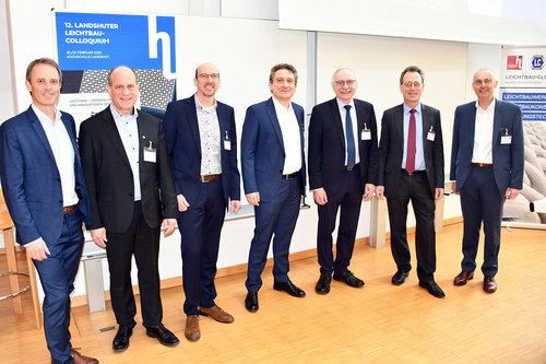 Die Initiatoren mit den Referenten der Plenumsvorträge: v.l.n.r.: Marc Bicker (Leichtbau-Cluster), Prof. Dr. André Baeten (TH Augsburg), Peter Glaser, (FACC AG, Ried im Innkreis (A)), Komissär Walter Mauritsch (Bundesministerium für Klimaschutz MBK, Wien), Prof. Dr. Otto Huber (Leiter LLK, Hochschule Landshut), Prof. Dr. Fritz Pörnbacher (Präsident Hochschule Landshut), MR Werner Loscheider, (Bundesministerium für Wirtschaft und Klimaschutz (BMWK, Berlin) 