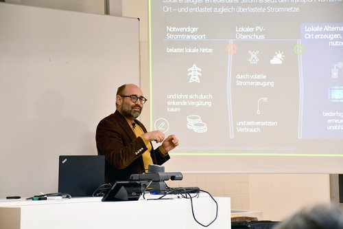 Die Vorzüge von dezentralen Wasserstofflösungen erläuterte Dr. Markus Ostermeier (ostermeier H2ydrogen Solutions GmbH, Schweitenkirchen) in seinem Vortrag. Die Vorzüge von dezentralen Wasserstofflösungen erläuterte Dr. Markus Ostermeier (ostermeier H2ydrogen Solutions GmbH, Schweitenkirchen) in seinem Vortrag.