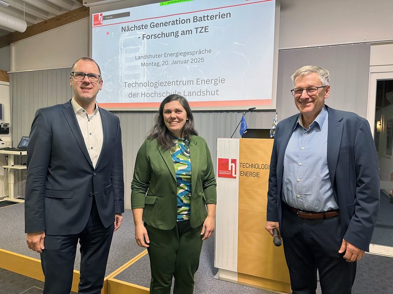 Die Akteure der Veranstaltung (v.l.n.r.): Hochschulvizepräsident Prof. Dr. Marcus Jautze, Prof. Dr. Christina Toigo und Prof. Dr. Josef Hofmann.