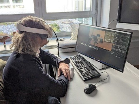 Person übt mit einer VR-Brille ein Beratungsgespräch