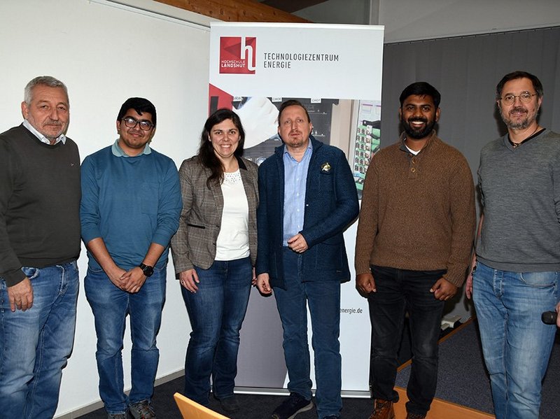 Referent Axel Kahl (Jena Flow Batteries GmbH, mitte) mit TZE-Geschäftsführer Reinhard Schwaiberger (1.v.l.), Prof. Dr. Christina Toigo (wissenschaftliche Leiterin TZE) und Vertretern des TZE-Teams. Referent Axel Kahl (Jena Flow Batteries GmbH, mitte) mit TZE-Geschäftsführer Reinhard Schwaiberger (1.v.l.), Prof. Dr. Christina Toigo (wissenschaftliche Leiterin TZE) und Vertretern des TZE-Teams.