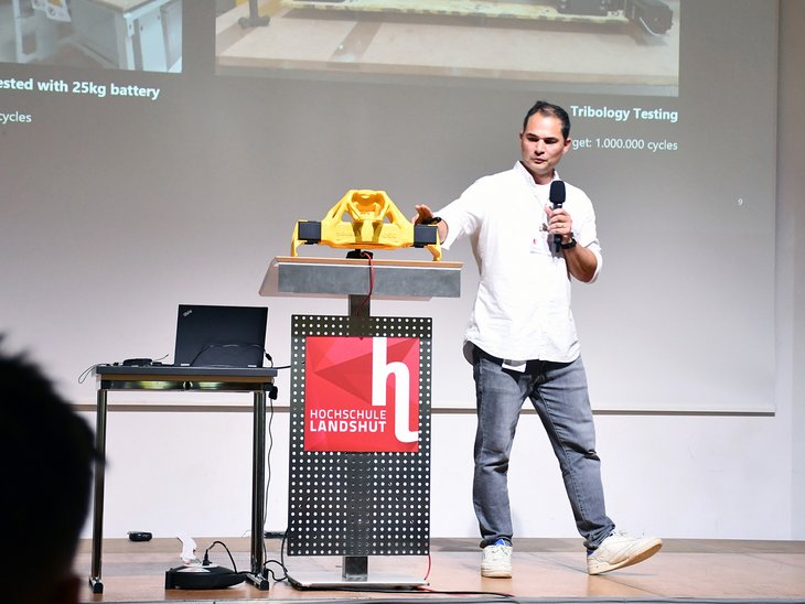 Einen per Simulation-Driven Design mit 3D-Druck realisierten Greifer präsentierte Dominik Sippel (EOS GmbH). Einen per Simulation-Driven Design mit 3D-Druck realisierten Greifer präsentierte Dominik Sippel (EOS GmbH).