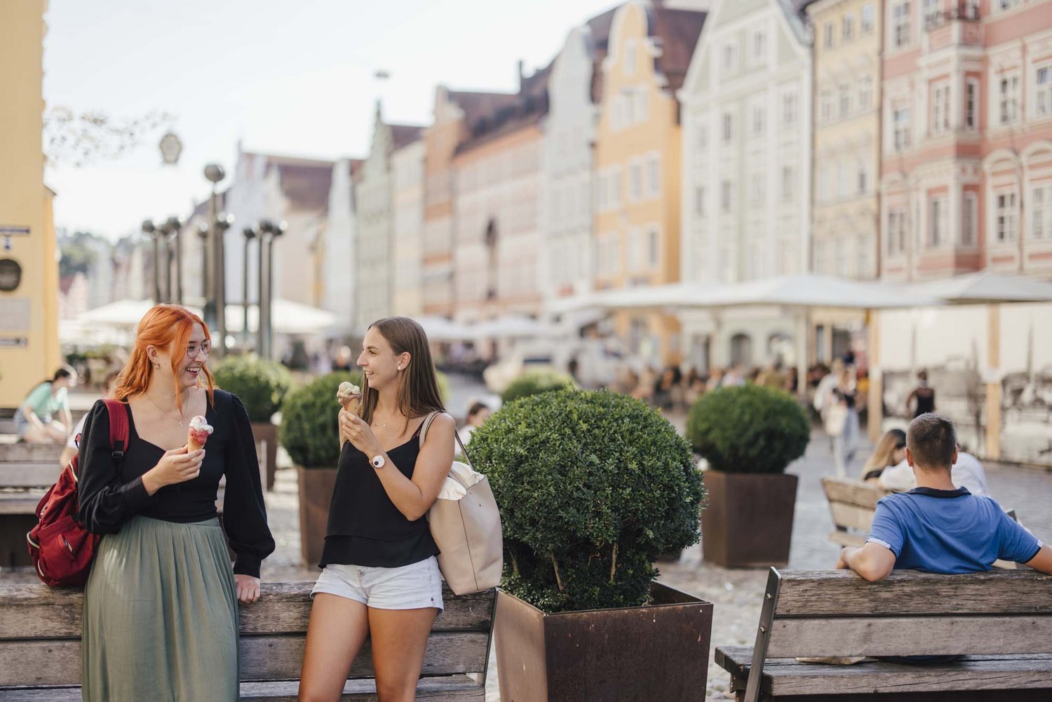 Zwei Personen essen ein Eis