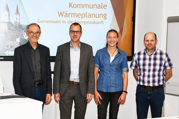 Bei den Landshuter Energiegesprächen (v.l.n.r.): Hans Stanglmair (Solarfreunde Moosburg), Hochschulvizepräsident Prof. Dr. Marcus Jautze, Melanie Falkenstein (Stadt Moosburg) und  Ulrich Bader (Bader Energie GmbH).