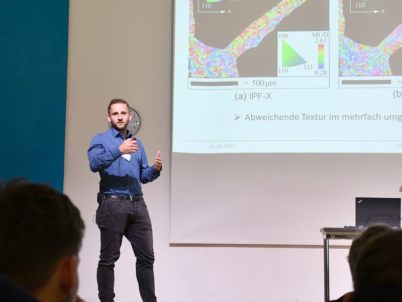 Martin Maier (Hochschule Landshut) stellte Untersuchungsergebnisse zu per 3D-Druck gefertigten dünnwandiger Plattenstrukturen vor. Martin Maier (Hochschule Landshut) stellte Untersuchungsergebnisse zu per 3D-Druck gefertigten dünnwandiger Plattenstrukturen vor.