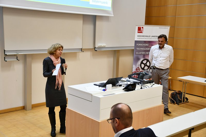 Viele Fragen in der anschließenden Diskussion - moderiert von Prof. Dr. Petra Denk (Hochschule Landshut) zeigten das große Interesse der Teilnehmer/-innen. Viele Fragen in der anschließenden Diskussion - moderiert von Prof. Dr. Petra Denk (Hochschule Landshut) zeigten das große Interesse der Teilnehmer/-innen.