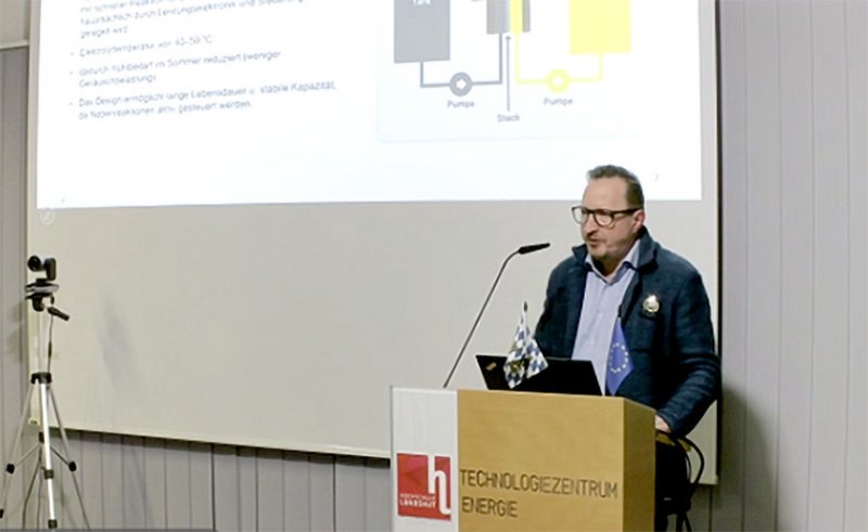 Axel Kahl (Jena Flow Batteries GmbH) bei seinem Vortrag. Axel Kahl (Jena Flow Batteries GmbH) bei seinem Vortrag.