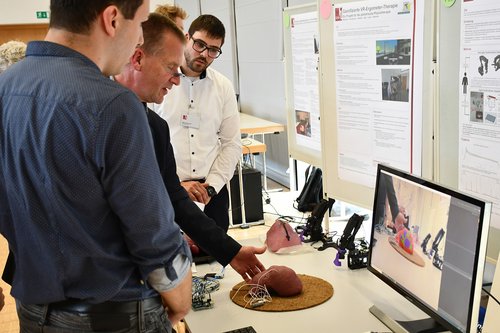 Zahlreiche Innovationen aus Forschungs-, Studienprojekten und Abschlussarbeiten wurden einem Fachpulbikum präsentiert. Zahlreiche Innovationen aus Forschungs-, Studienprojekten und Abschlussarbeiten wurden einem Fachpulbikum präsentiert.