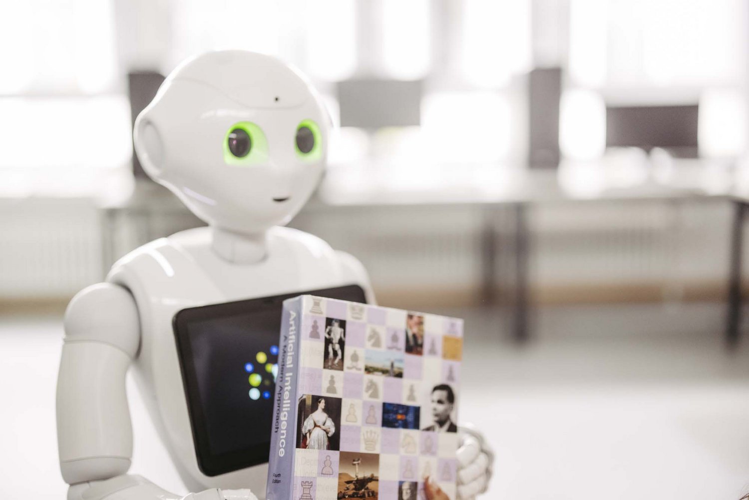 Ein Roboter hält ein Buch in der Hand.
