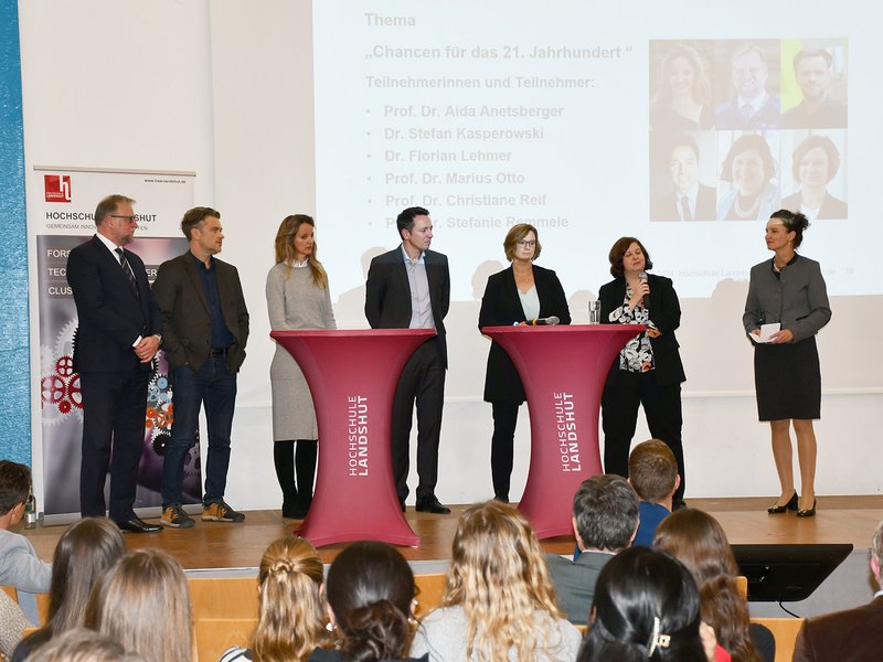 Die Referierenden bei der abschließenden Podumsdiskussion des Hochschulforums.