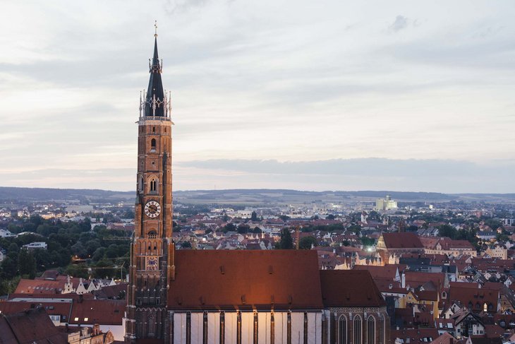 Die Martinskirche in der Dämmerung 