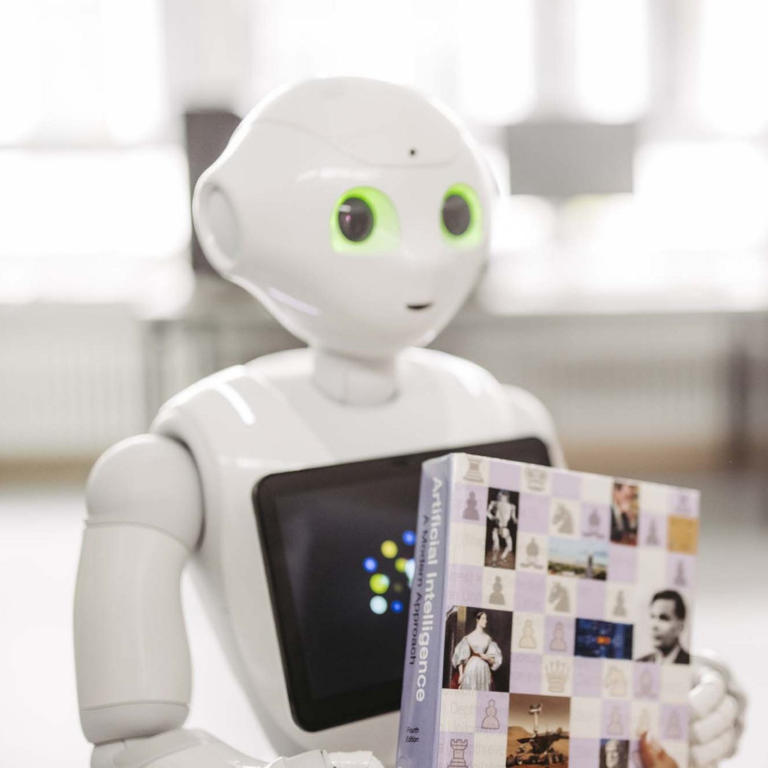 Ein Roboter hält ein Buch in der Hand.