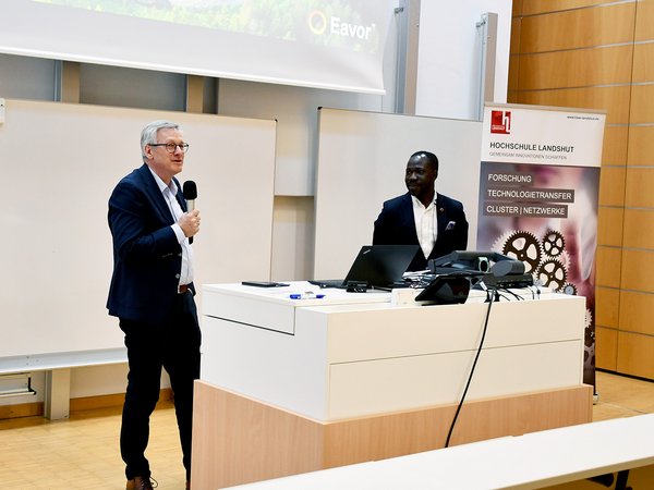 Prof. Dr. Josef Hofmann (Sprecher Forschungsbereich Energie der Hochschule Landshut) bei der Vorstellung des Referenten Alexander Owolabi (Eavor). Prof. Dr. Josef Hofmann (Sprecher Forschungsbereich Energie der Hochschule Landshut) bei der Vorstellung des Referenten Alexander Owolabi (Eavor).