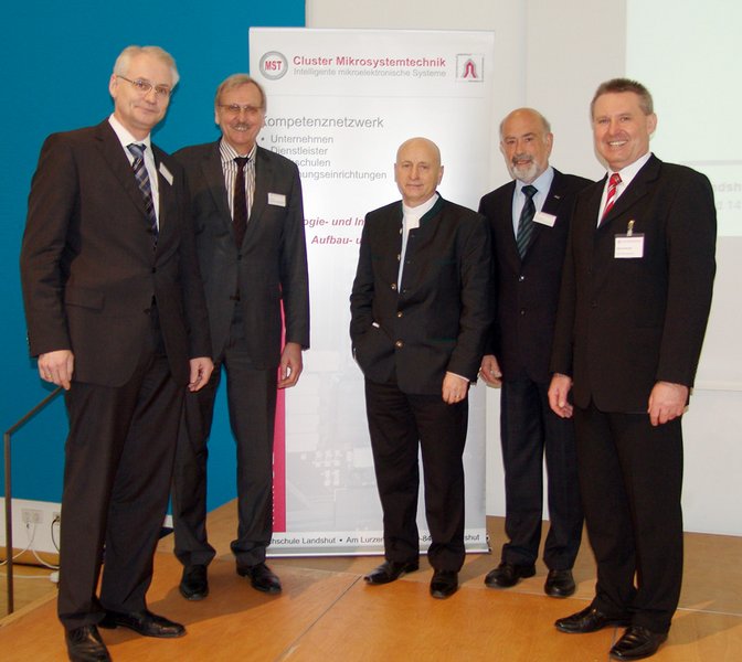 Bei der Eröffnung des Symposiums: Hochschulpräsident Prof. Dr. Karl Stoffel, Dr. Jürgen Weber (Bereichsleiter Wirtschaft, Landesentwicklung und Verkehr der Regierung von Niederbayern), Landshuts Oberbürgermeister Hans Rampf sowie Vizepräsident Prof. Dr. Helmuth Gesch und Jürgen Niedermaier (beide Cluster Mikrosystemtechnik).