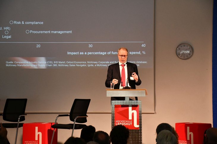 Veranstaltungsinitiator Prof. Dr. Hubertus C. Tuczek beim Vortrag.