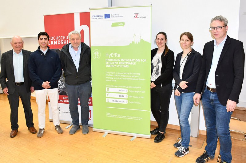 Die Referenten Willibald Holzapfel (Gf. HyFuture GmbH) und Sebastian Arjona mit Reinhard Schwaiberger (Gf. TZ Energie), Laura Fiegler (THD), Maria Bieringer (TZE), Prof. Dr. Tim Rödiger (Sprecher Forschungsbereich Energie). Die Referenten Willibald Holzapfel (Gf. HyFuture GmbH) und Sebastian Arjona mit Reinhard Schwaiberger (Gf. TZ Energie), N.N., Maria Bieringer (HyEfRe, TZE), Prof. Dr. Tim Rödiger, Sprecher Forschungsbereich Energie.
