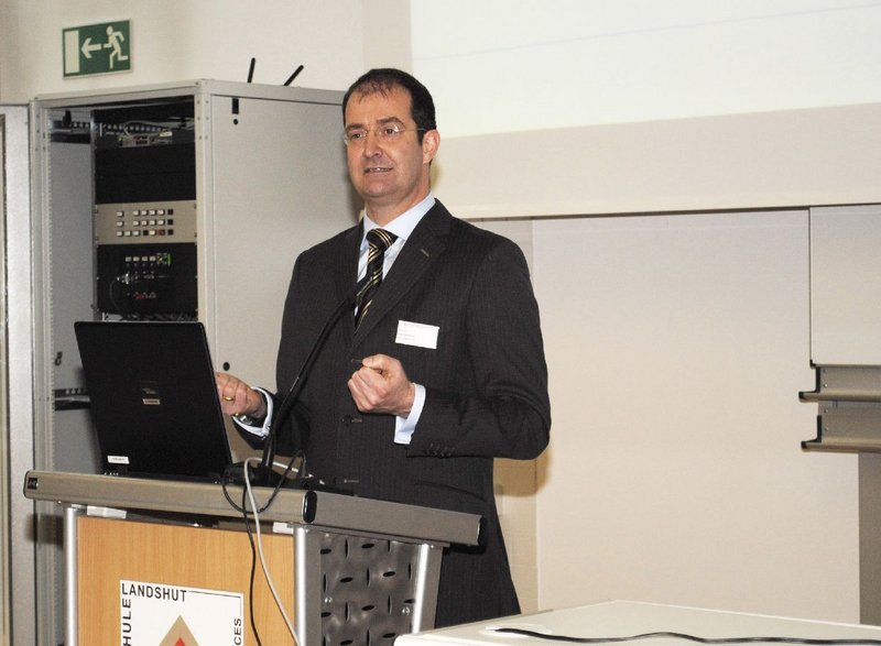 Prof. Dr. Jörg Elsenbach (Dräxlmaier Group) bei seinem Vortrag.