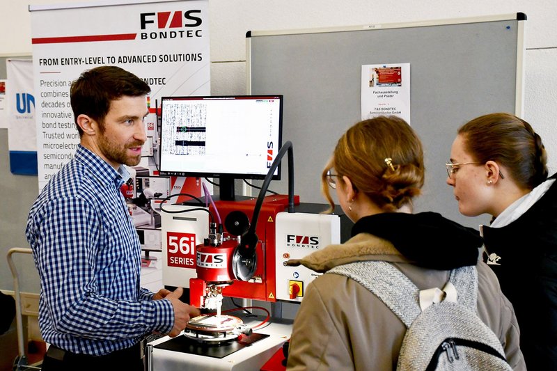 Der 3D-Bonder von F&S Bondtech zog bei der Fachausstellung das Interesse auf sich. Der 3D-Bonder von F&S Bondtech zog bei der Fachausstellung das Interesse auf sich.