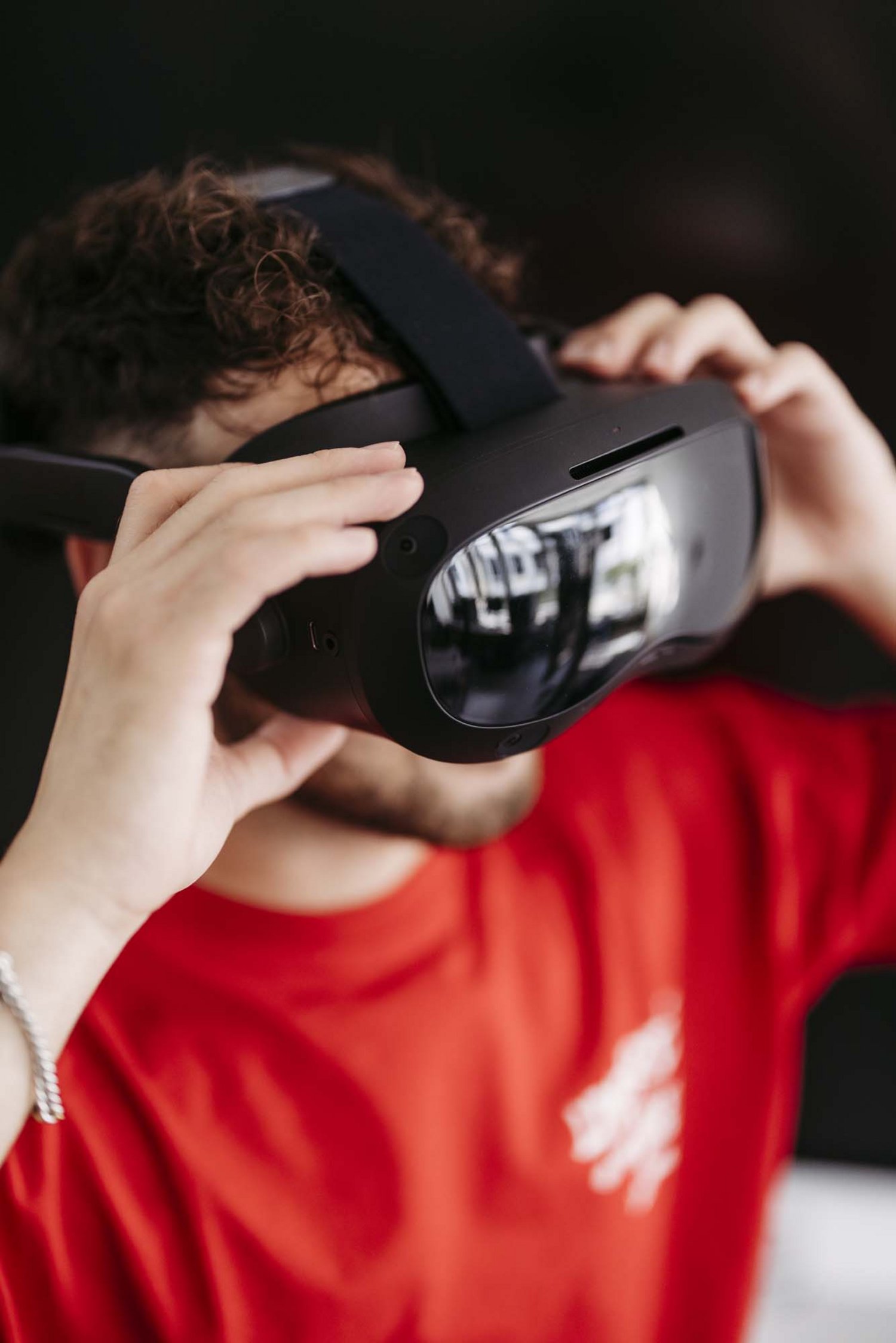 Eine Person trägt eine Virtual Reality-Brille.