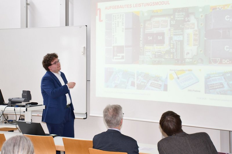 Tobias Eckert (Hochschule Landshut) stellte ein Leistungsmodul auf IMS-Leiterplatte für DCDC-Wandler vor. Tobias Eckert (Hochschule Landshut) stellte ein Leistungsmodul auf IMS-Leiterplatte für DCDC-Wandler vor.