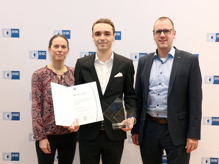 Preisverleihung bei IHK IHK-Preis für Pascal Schaufuß zusammen mit Prof. Dr. Maren Martens und Prof. Dr. Marcus Jautze