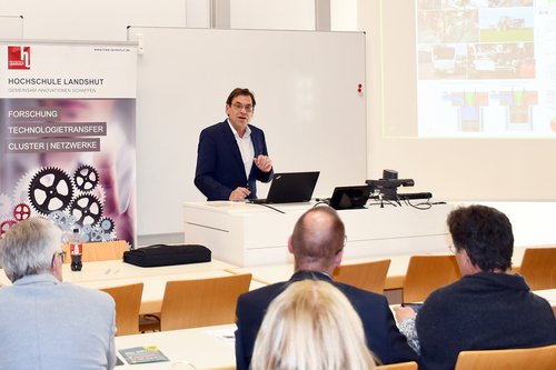 Für Technologieoffenheit plädierte Prof. Dr. Ralf Pütz in seinem Vortrag. Für Technologieoffenheit plädierte Prof. Dr. Ralf Pütz in seinem Vortrag.