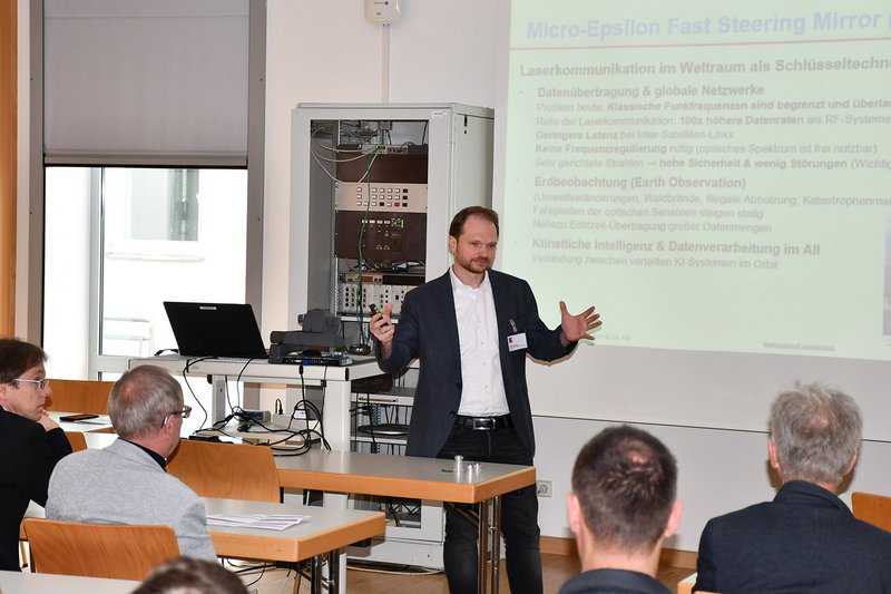 Mit Fast Steering Mirrors für laserbasierte Kommunikation im Weltraum befasste sich der Vortrag von Tobias Schopf (Micro-Epsilon). Mit Fast Steering Mirrors für laserbasierte Kommunikation im Weltraum befasste sich der Vortrag von Tobias Schopf (Micro-Epsilon).