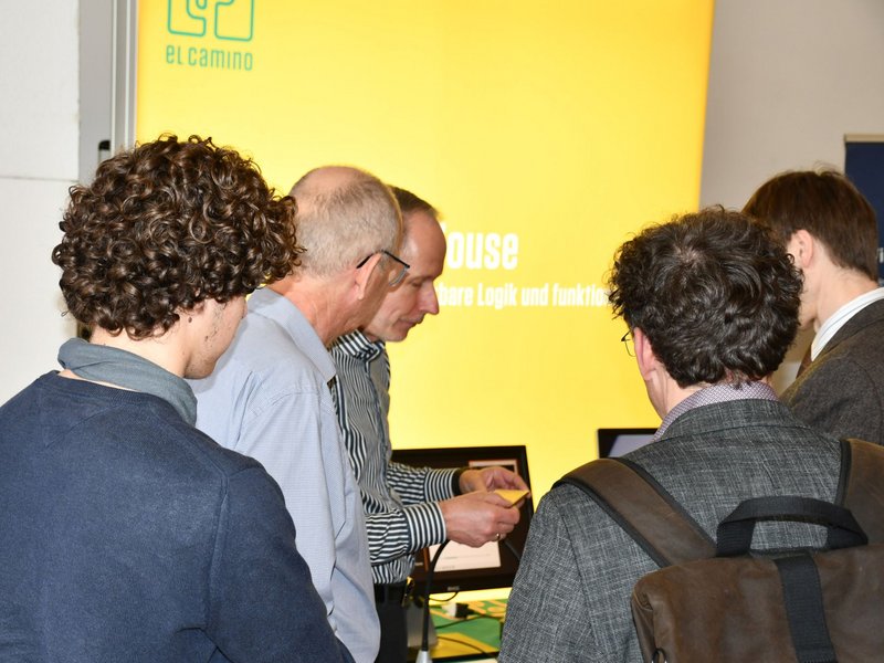 Reger Zulauf am Stand von El Camino (Mainburg), die sich mit FPGA-Design und ASIC-Verifikation befassen. Reger Zulauf am Stand von El Camino (Mainburg), die sich mit FPGA-Design und ASIC-Verifikation befassen.