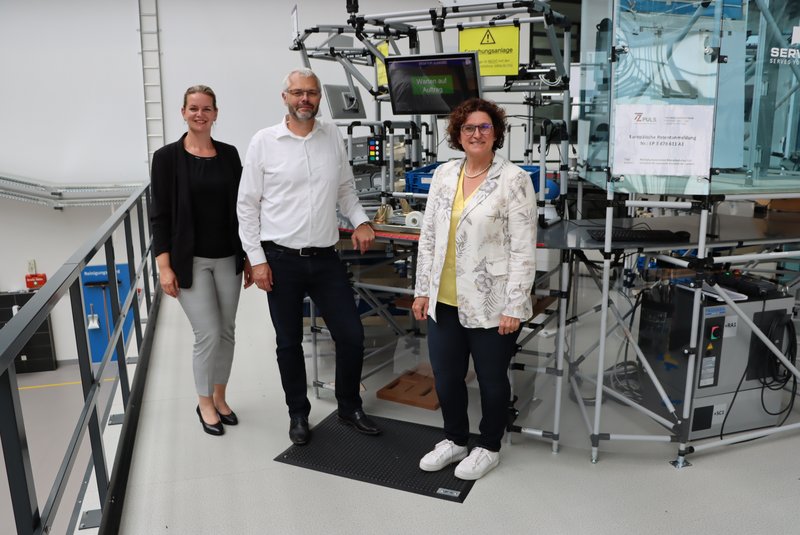 Katharina Spanner (links) und Prof. Dr. Markus Schneider präsentierten Dr. Petra Loibl die Innovationen in der Musterfabrik des TZ PULS.