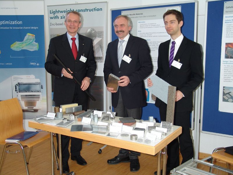 LLC 2011: Die Referenten der Eröffnungsvorträge Prof. Dr. Heinz Voggenreiter (DLR, Stuttgart, links) und Dipl-Ing. Peter Urban (IKA RWTH Aachen, rechts) mit Initiator Prof. Dr. Otto Huber (Hochschule Landshut).