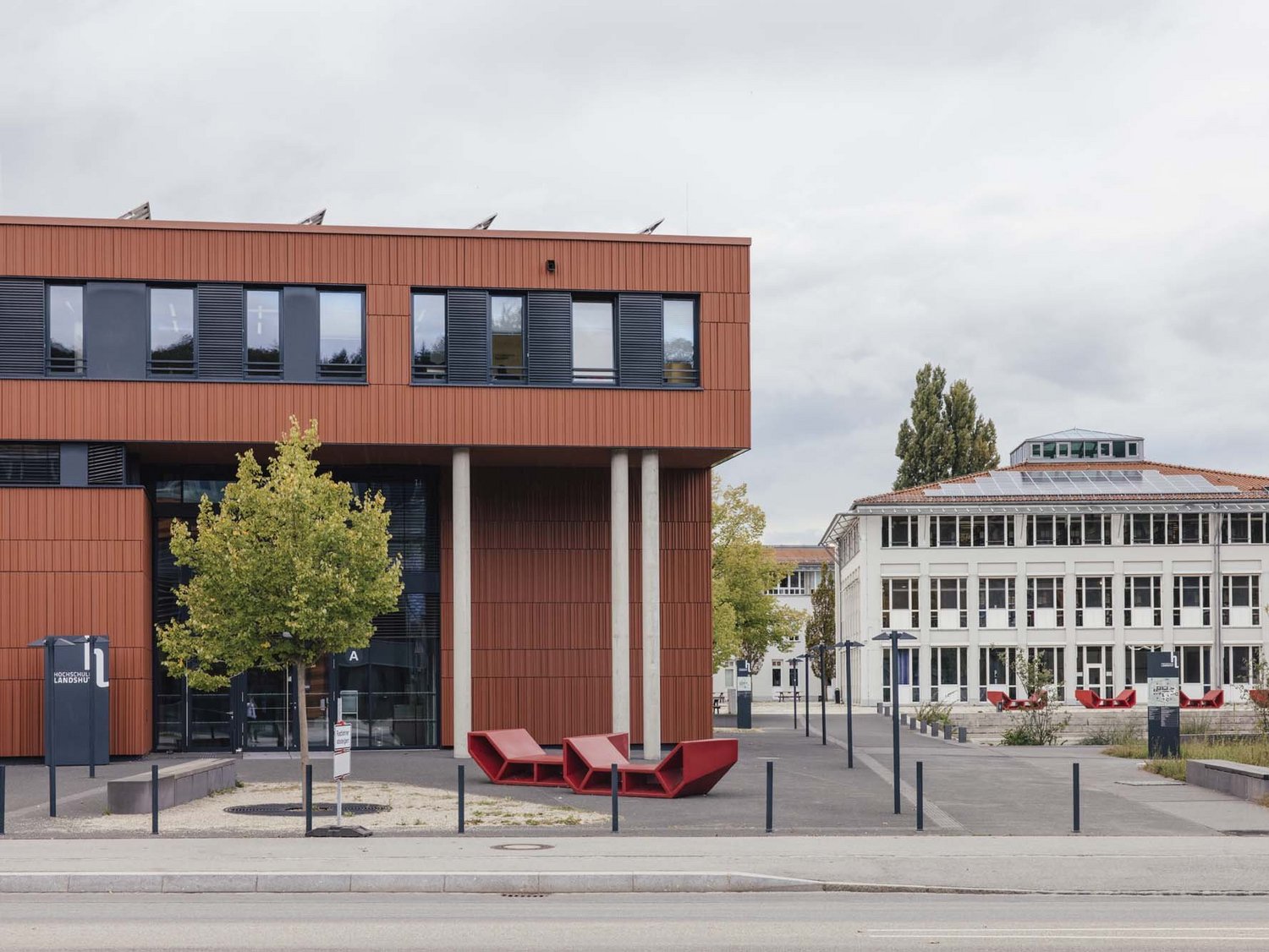 Man sieht ein teil des A Gebäudes