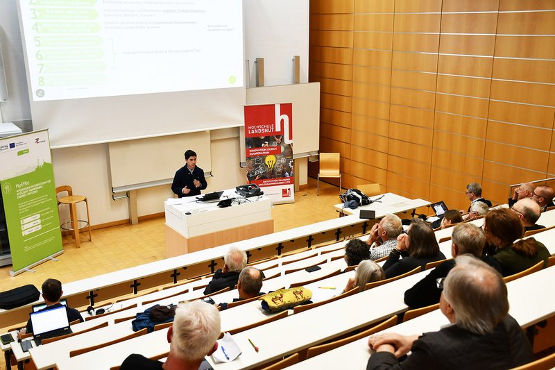 Rund 40 Teilnehmer, die Vizepräsident Prof. Dr. Marcus Jautze begrüßte, nahmen in Präsenz an der Veranstaltung teil. Rund 40 Teilnehmer, die Vizepräsident Prof. Dr. Marcus Jautze begrüßte, nahmen in Präsenz an der Veranstaltung teil.