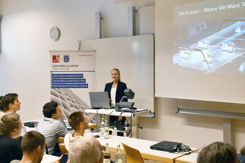 Dr. Theresa Hanemann (EOS GmbH, Krailling/München) erläuterte, wie die Additive Fertigung effizienter und serientauglicher werden kann.