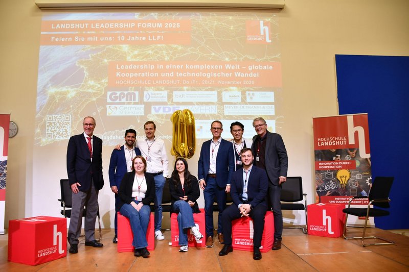 Prof. Dr. Hubertus Tuczek mit dem Veranstaltungsteam mit Studierenden des Masters Wirtschaftsingenieurwesen und dem Institut für Transfer und Zusammenarbeit freuten sich über das erfolgreich durchgeführte 10. LLF 2025. Prof. Dr. Hubertus Tuczek mit dem Veranstaltungsteam mit Studierenden des Masters Wirtschaftsingenieurwesen und dem Institut für Transfer und Zusammenarbeit freuten sich über das erfolgreich durchgeführte 10. LLF 2025.